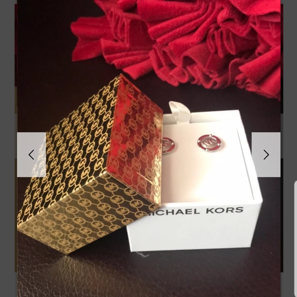 Michael kors studs - Picture 3 of 3